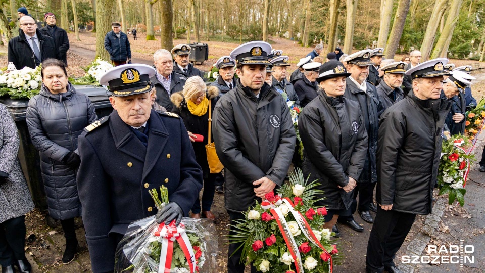 We wtorek rodziny ofiar i przedstawiciele szczecińskich armatorów złożyli kwiaty pod pomnikiem upamiętniającym tę tragedię. Fot. Robert Stachnik [Radio Szczecin]