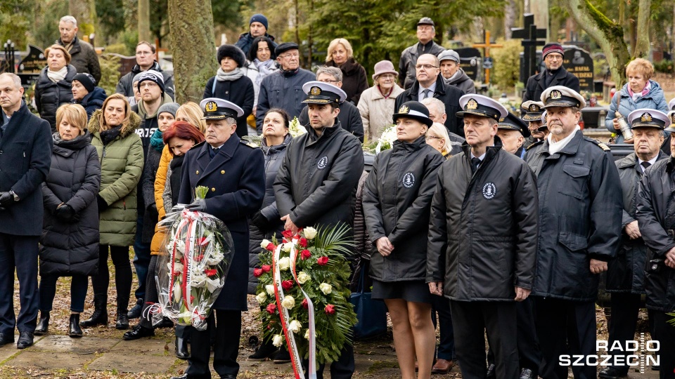 We wtorek rodziny ofiar i przedstawiciele szczecińskich armatorów złożyli kwiaty pod pomnikiem upamiętniającym tę tragedię. Fot. Robert Stachnik [Radio Szczecin]