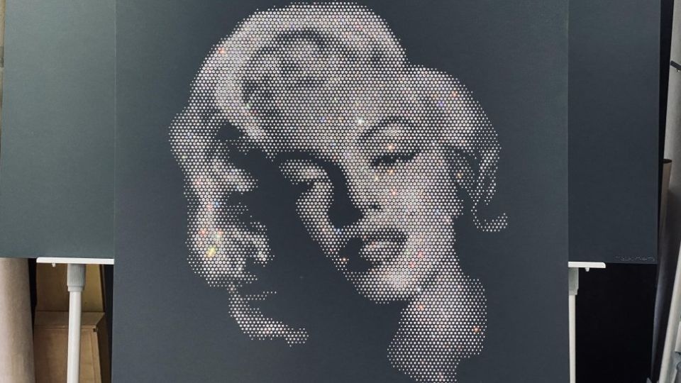 Kryształowa Marilyn, warta ok. 7 tysięcy złotych została skradziona z galerii artystycznej w Gliwicach w marcu ubiegłego roku. źródło: http://gliwice.slaska.policja.gov.pl/ka9/informacje/wiadomosci/278338,Odnalezli-krysztalowa-Marilyn.html