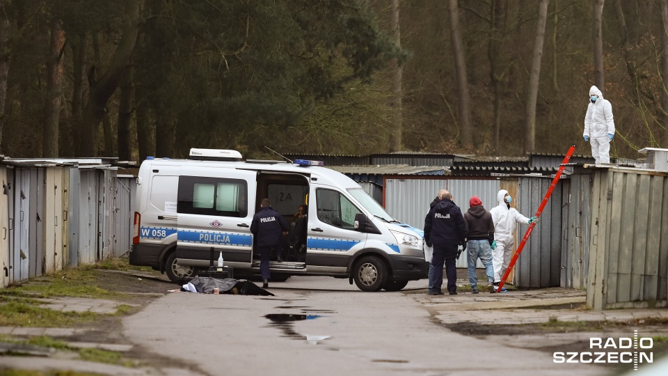 Ciało 40-latka w niedzielę rano ujawniono niedaleko garaży przy ul. Wyszyńskiego. Fot. Robert Stachnik [Radio Szczecin]