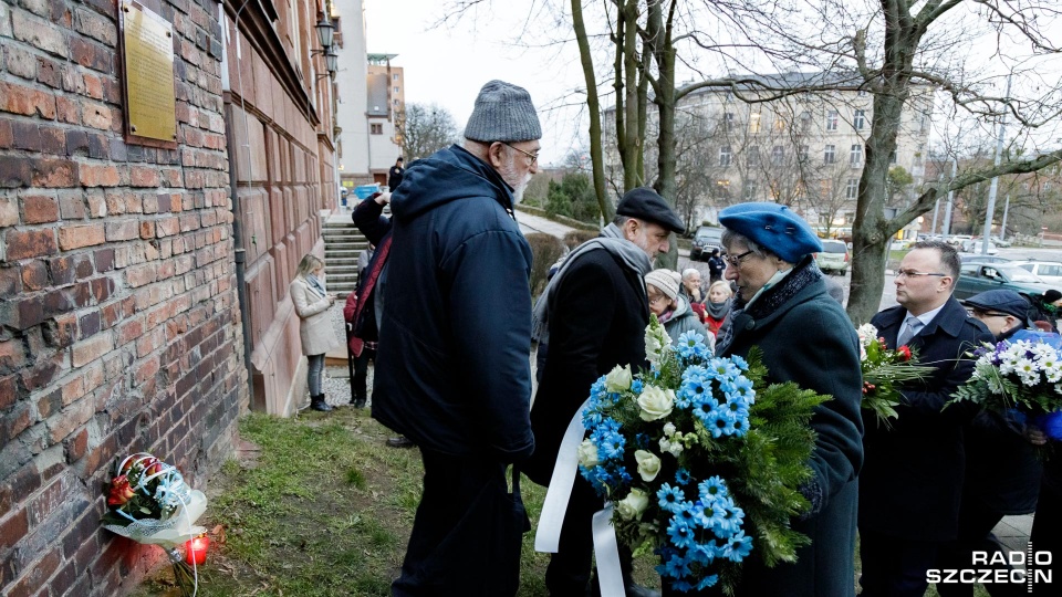 Podczas czwartkowej uroczystości, w rocznicę pierwszej deportacji pod tablicą upamiętniającą spaloną, szczecińską Synagogę zapalono znicze i złożono kwiaty. Fot. Robert Stachnik [Radio Szczecin]