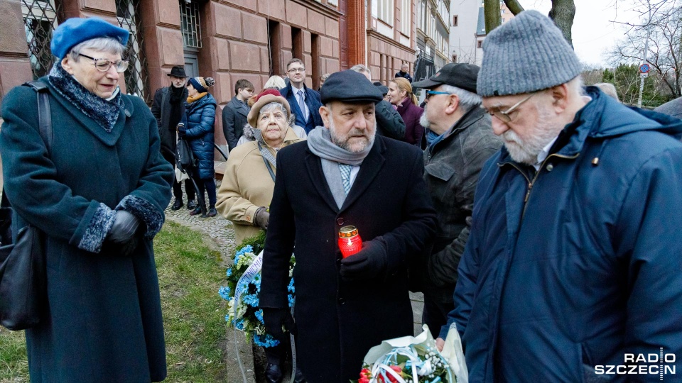 Podczas czwartkowej uroczystości, w rocznicę pierwszej deportacji pod tablicą upamiętniającą spaloną, szczecińską Synagogę zapalono znicze i złożono kwiaty. Fot. Robert Stachnik [Radio Szczecin]