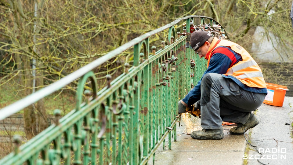 Od wielu lat zakochani przypinali kłódki do balustrady mostku japońskiego w Parku Kasprowicza. Fot. Robert Stachnik [Radio Szczecin]