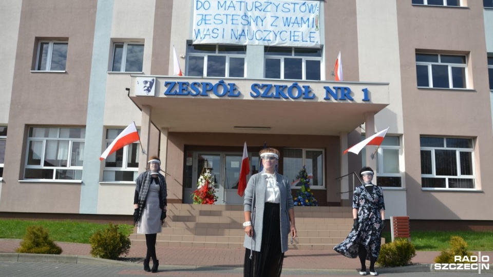 Na budynku szkoły wywieszono baner z napisem: "Jesteśmy z Wami! Wasi nauczyciele". Fot. Przemysław Polanin [Radio Szczecin]
