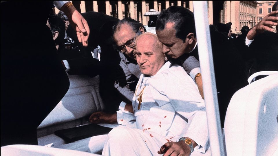 Papież Jan Paweł II został raniony w brzuch, prawy łokieć oraz palec wskazujący. Fot. diecezja.pl