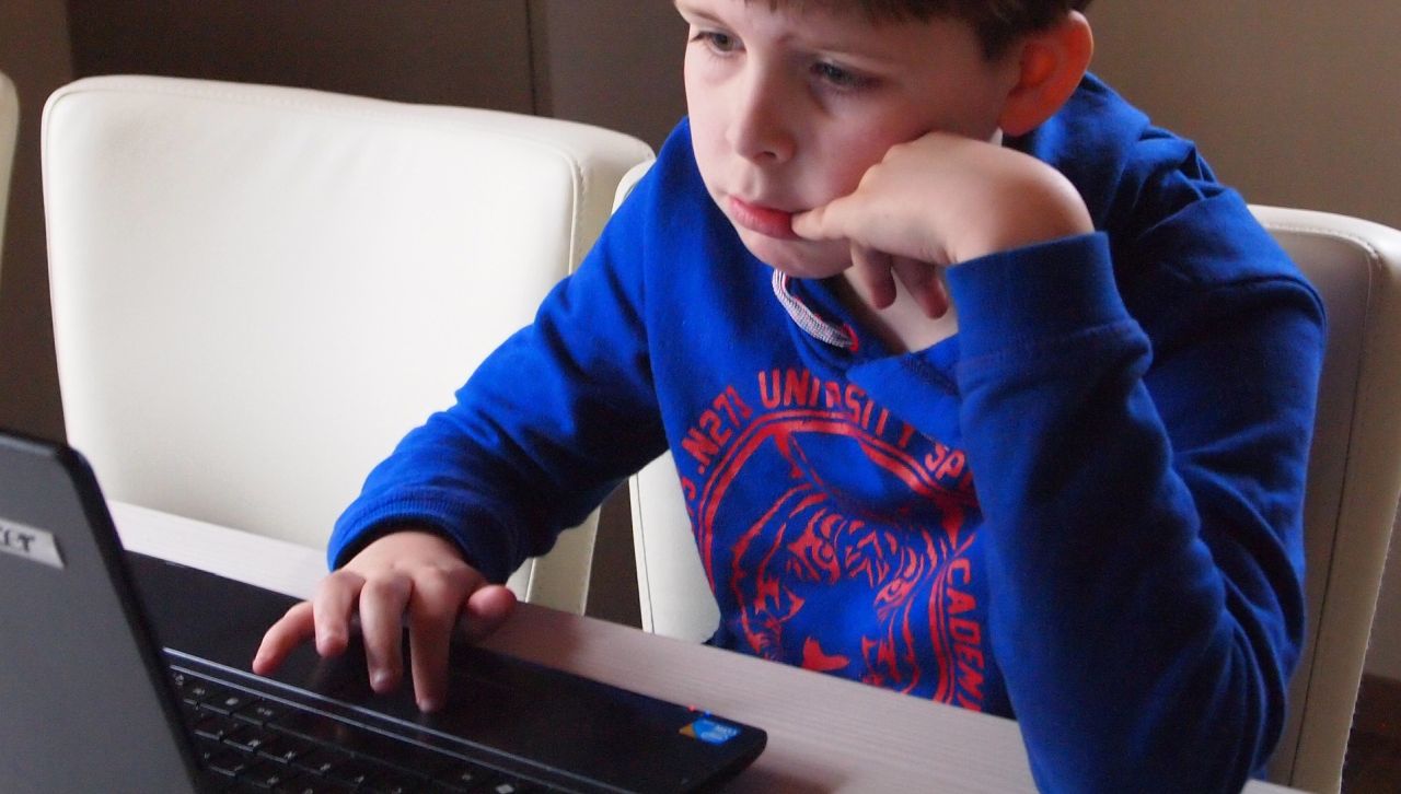 Minister rodziny i polityki społecznej Marlena Maląg powiedziała, że ustawa dotycząca bezpieczeństwa cyfrowego zwiększy ochronę dzieci w internecie.