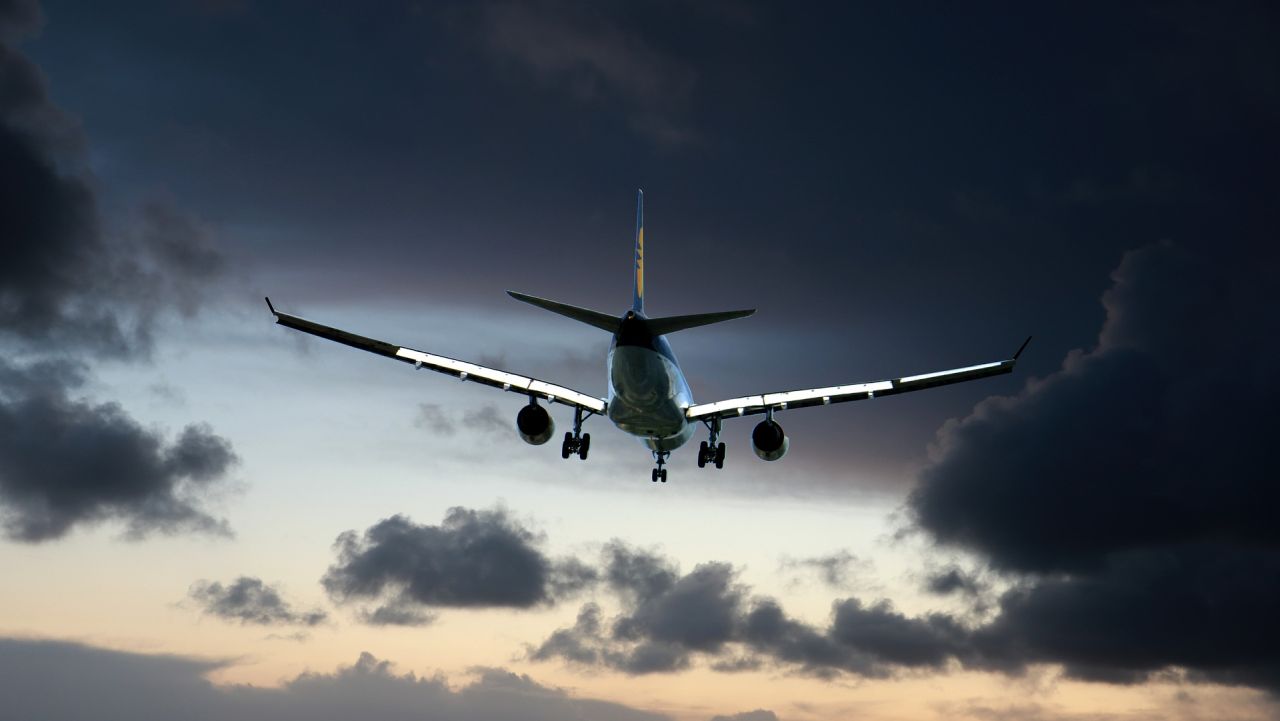 Samolot Boeing 787 Dreamliner należący do Polskich Linii Lotniczych LOT lecący do Bombaju musiał zawrócić na lotnisko w Warszawie. Powodem była usterka techniczna. Jak powiedział rzecznik prasowy LOT-u Krzysztof Moczulski, po zamianie maszyn, lot będzie kontynuowany.