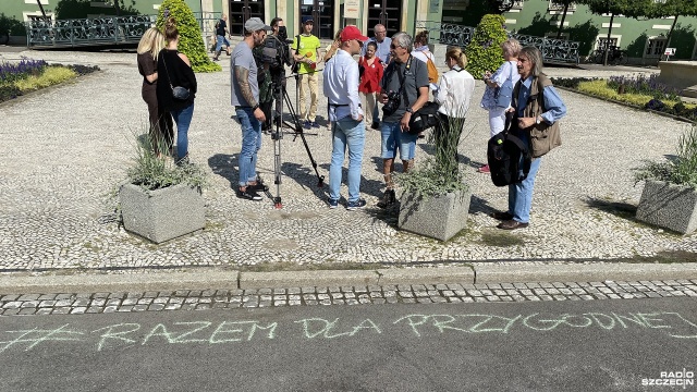 Mieszkańcy walczący w obronie drzew przy ul. Przygodnej zapowiadają, że po raz kolejny przyjdą przed budynek urzędu miasta w poniedziałek. Fot. Marcin Kokolus [Radio Szczecin] Będzie protest - zapowiadają mieszkańcy ul. Przygodnej [ZDJĘCIA]