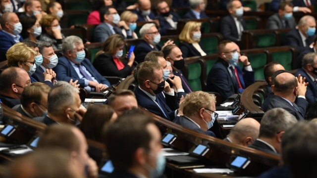 Sejm uchwalił budżet na 2022 rok. Za głosowało 230 posłów, przeciw 222, nikt nie wstrzymał się od głosu.