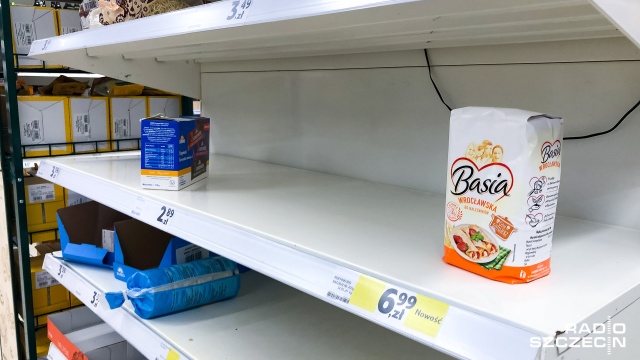 Ceny podstawowych produktów żywnościowych mogą od lutego stanieć o 5 procent - zapowiedział minister finansów Tadeusz Kościński.