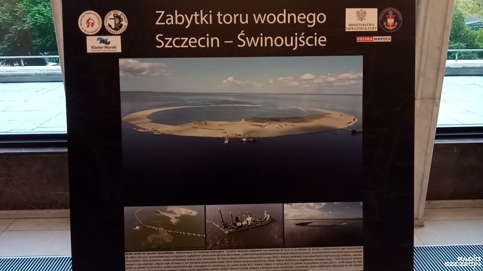 Wystawa zabytków z toru wodnego jest prezentowana w holu Ministerstwa Infrastruktury. Fot. Grzegorz Gibas [Radio Szczecin]
