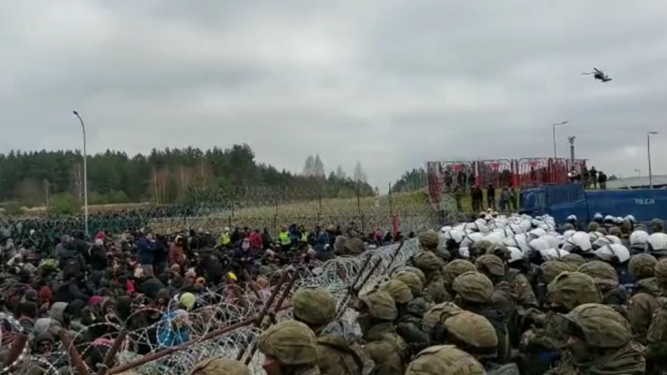 Od rana na przejściu granicznym w Kuźnicy po str. białoruskiej gromadzą się nielegalni imigranci. źródło: https://twitter.com/Straz_Graniczna