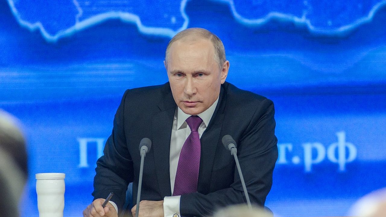 Władimir Putin nie boi się wpływu sankcji na Rosjan, ponieważ kontroluje społeczeństwo za pomocą propagandy i represji - oceniają rosyjscy analitycy niezależni. W ich opinii, wstrzymanie wydawania wiz i zamknięcie granic dla obywateli Federacji Rosyjskiej też nie spowoduje wzrostu antyputinowskich nastrojów.