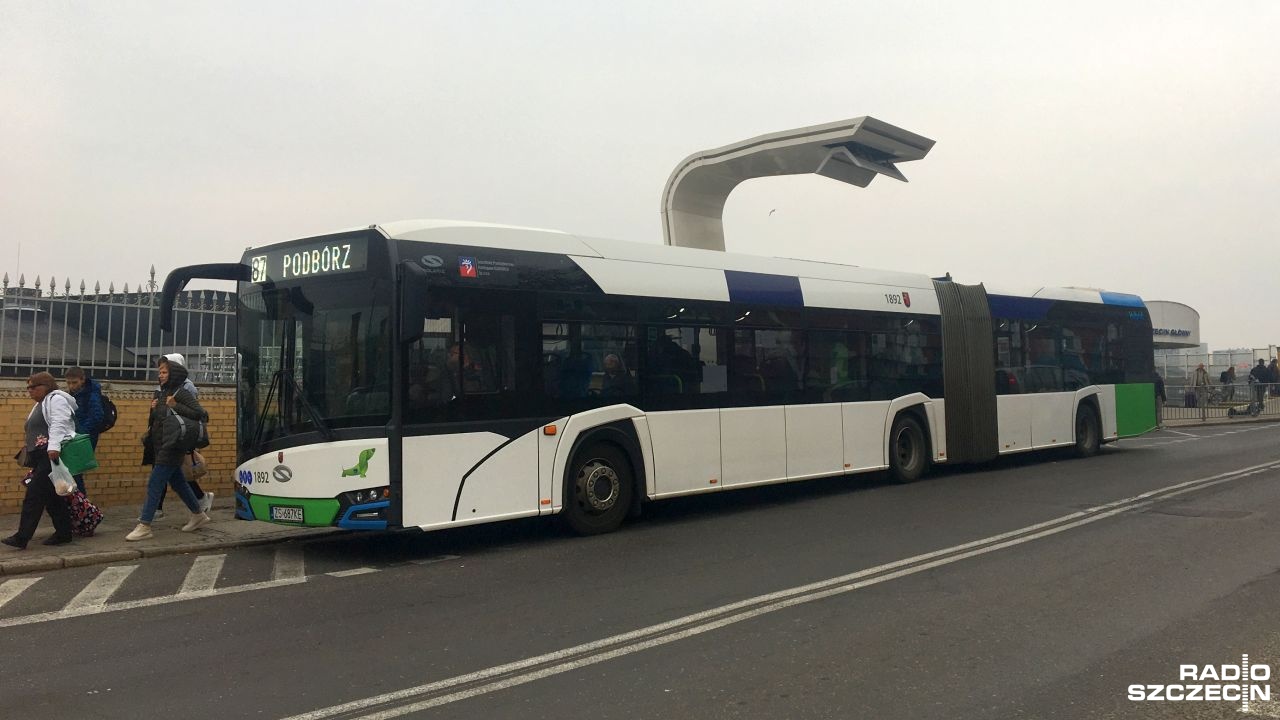Ładowarki do szczecińskich autobusów elektrycznych nadal nie działają. Pierwsze takie urządzenie zamontowano przy ul. Owocowej w grudniu ub. roku, potem dwa kolejne na pętli m.in. przy ul. Kołłątaja.