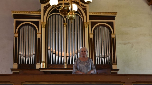 Małgorzata Klorek – organistka przyjmuje brawa publiczności. Fot. Jan Olczak Zainaugurowano Festiwal „Muzyczna Podróż Śladami Grünebergów” w Konarzewie [ZDJĘCIA]