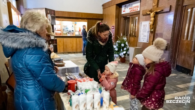 Fot. Robert Stachnik [Radio Szczecin] Świąteczna pomoc dla dzieci i rodzin. Caritas rozprowadza wigilijne świece [WIDEO, ZDJĘCIA]