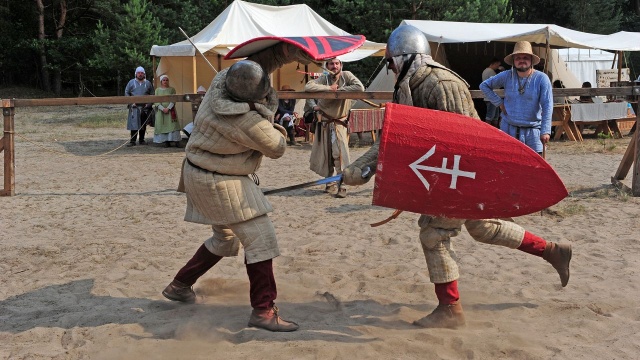 Turniej, na którym walczy aż 24 rycerzy, w pełnym uzbrojeniu - pojedynki, grupowe walki i inscenizacja bitwy - to wszystko w ramach Templariady, która ruszyła w sobotę w szczecińskiej Płoni.