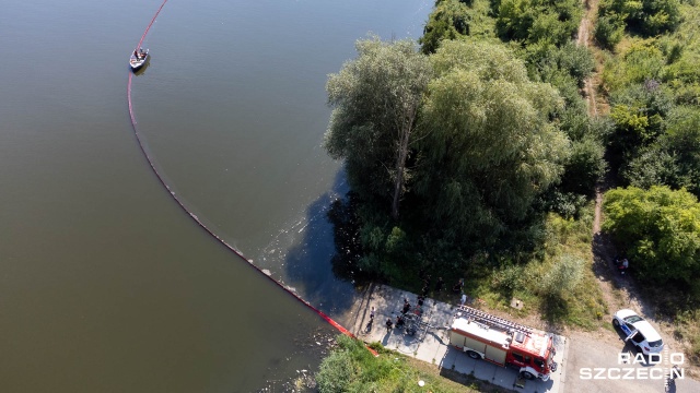 Kolejna zapora wodna została postawiona na Odrze Wschodniej w okolicach Gryfina. Rozstawili ją strażacy i ma ona powstrzymać płynięcie śniętych ryb nurtem rzeki w kierunku Szczecina.