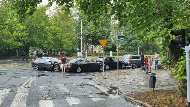 Do zderzenia czterech samochodów doszło około godziny 10.40 na skrzyżowaniu al. Wojska Polskiego i ul. Królowej Korony Polskiej w Szczecinie.