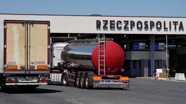 Ponad dwa dni czekają na wjazd do Polski kierowcy ciężarówek na polsko-ukraińskim przejściu granicznym w Dorohusku.