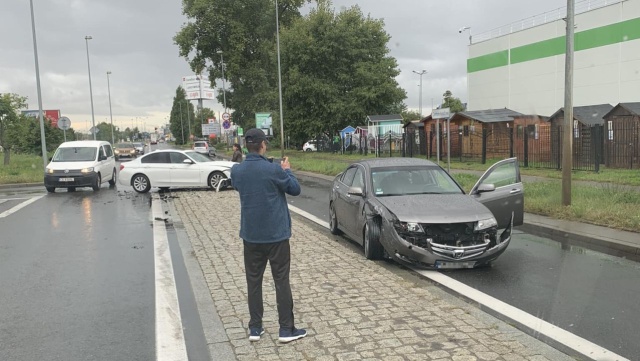 Przy sklepie Leroy Merlin na ulicy Struga zderzyły się auta.