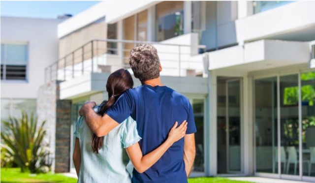 Gotowy do zakupu domu Kupno domu to jedna z najważniejszych decyzji finansowych, jakie podejmiesz w swoim życiu. Oto 10 rzeczy, które koniecznie musisz wiedzieć o kupnie domu - od ustalenia ceny po to, dlaczego powinieneś rozważyć skorzystanie z usług pośrednika.