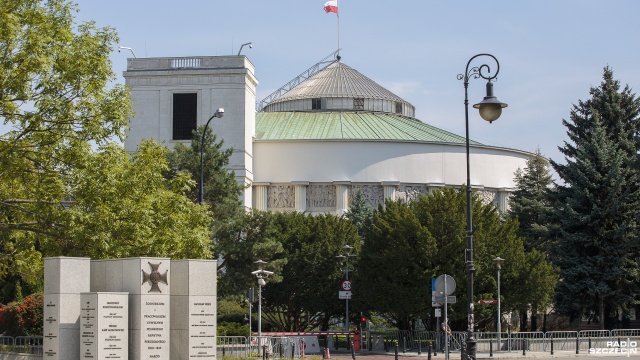 Do Sejmu wpłynął projekt ustawy o szczególnych rozwiązaniach służących ochronie odbiorców energii elektrycznej w 2023 roku w związku z sytuacją na rynku energii elektrycznej. Rząd przyjął go na wczorajszym posiedzeniu. Projektowi nadano numer druku i skierowano do pierwszego czytania na posiedzeniu Sejmu.