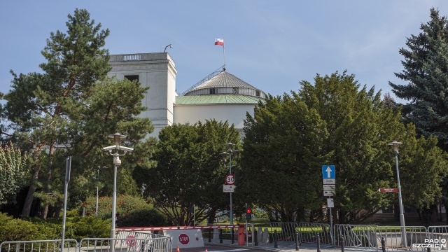 Sejm przyjął ustawę przesuwającą termin wyborów samorządowych. Za głosowało 231 posłów, przeciw było 209, a 1 - niezrzeszony Paweł Szramka - wstrzymał się od głosu.