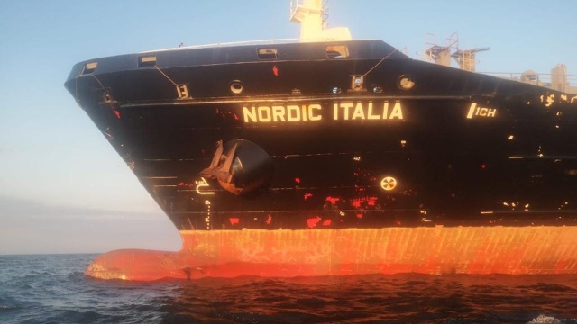 Trzy osoby są ranne. Do wypadku doszło 13 mil morskich od Świnoujścia. 160-metrowej długości kontenerowiec Nordic Italia uderzył w kuter DZI 18 z Dziwnowa.