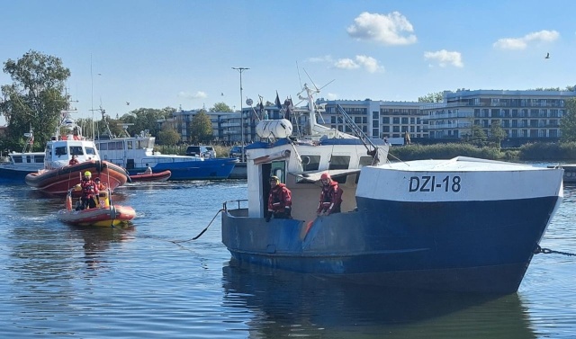 Staranowany na Bałtyku kuter DZI 18 doholowany do portu w Dziwnowie. W piątek około 5 rano w polską jednostkę uderzył 160-metrowej długości portugalski kontenerowiec.