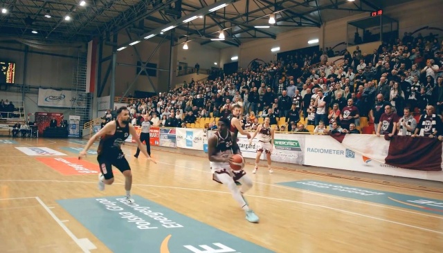 To był koszykarski horror ze szczęśliwym zakończeniem. Koszykarze PGE Spójni Stargard odnieśli pierwsze zwycięstwo w tym sezonie Energa Basket Ligi pokonując w nieprawdopodobnych okolicznościach Astorię Bydgoszcz 73:72.