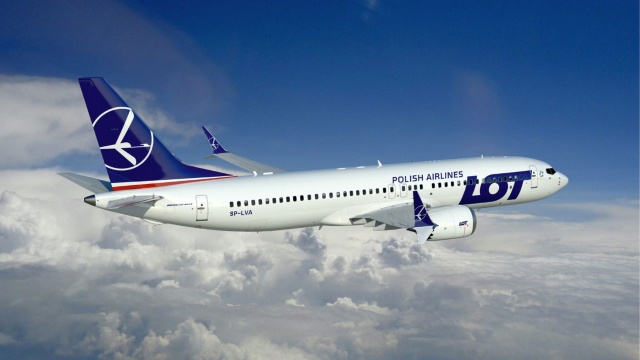 Polskie Linie Lotnicze LOT poinformowały, że do floty przewoźnika dołączy sześć samolotów typu Boeing 737-8 MAX, które będą obsługiwać rejsy krótkiego i średniego zasięgu.
