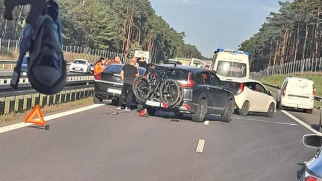Karambol na autostradzie A6 w kierunku Świnoujścia. Tuż po minięciu Węzła Dąbie zderzyło się pięć samochodów osobowych oraz jeden motocyklista.