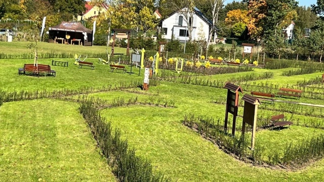 Można podziwiać okolicę z wieży widokowej, przyjrzeć się miododajnym roślinom czy zajrzeć do pszczelego hotelu - w Lipiu w powiecie świdwińskim powstał nowy, polsko-niemiecki ogród w Ośrodku Edukacji Ekologicznej.