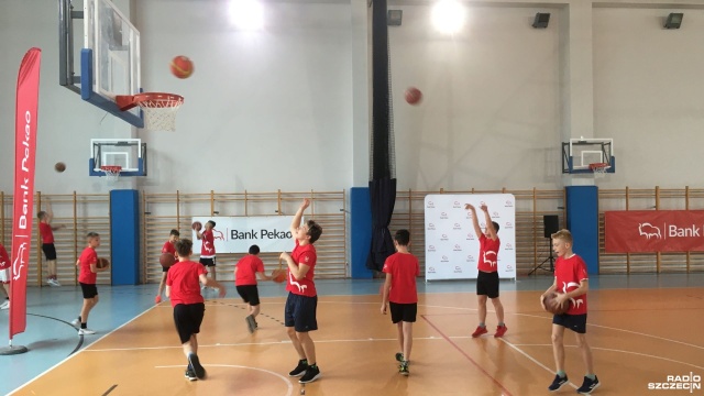 Polski Związek Koszykówki zorganizował w Maszewie pokazowy trening dla dzieci ze Szkoły Podstawowej.