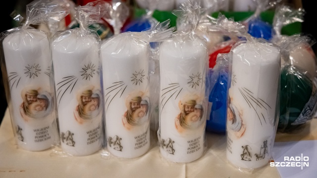 Prawie 60 tysięcy świec przygotował Caritas w ramach akcji Wigilijne Dzieło Pomocy Dzieciom. Od rana sprzedawane są one w kościołach Archidiecezji Szczecińsko-Kamieńskiej.