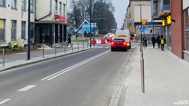 Po ponad rocznej przebudowie ulica Barnima w Stargardzie ponownie przejezdna. Kierowcy dostali do dyspozycji ponad 600 metrów poszerzonej jezdni, dodatkowo wybudowano nowe chodniki i ścieżkę rowerową.