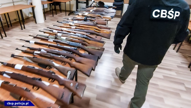 CBŚP rozbiło grupę zajmującą się handlem bronią