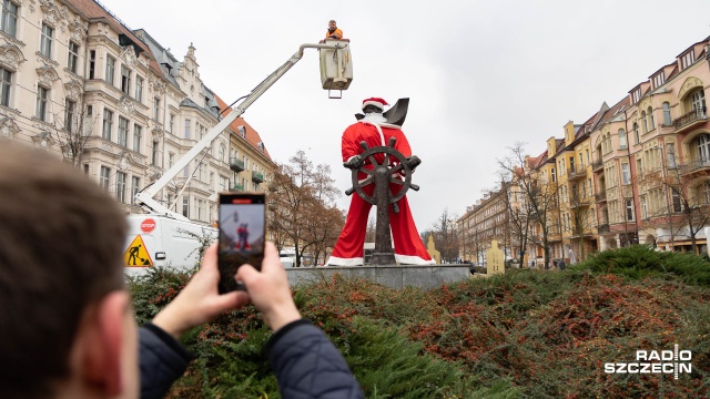 Święta coraz bliżej, czuć to w centrum Szczecina, gdzie tradycji stało się zadość. Marynarz w alei Fontann przyodział strój Świętego Mikołaja.