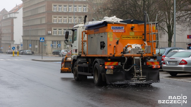 Śnieg zaczął prószyć w Szczecinie, a w regionie już pada od jakiegoś czasu. Na trasach zarządzanych przez Generalną Dyrekcję Dróg Krajowych i Autostrad pracują 23 pługosolarki.