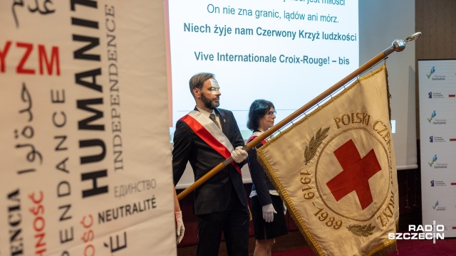 Uhonorowali wolontariuszy za zaangażowanie i pomoc potrzebującym - po pandemicznej przerwie w Szczecinie odbyła się Gala Wolontariatu Polskiego Czerwonego Krzyża.