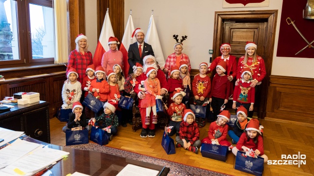Dzieci ze szczecińskiego przedszkola Żagielek z okazji Mikołajek odwiedziły wojewodę zachodniopomorskiego.