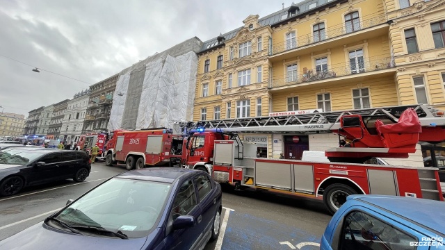 Dwie osoby poszkodowane - podtrute dymem, ośmiu mieszkańców ewakuowano z budynku przy ulicy Rayskiego w Szczecinie. Przed południem w mieszkaniu na parterze wybuchł pożar.