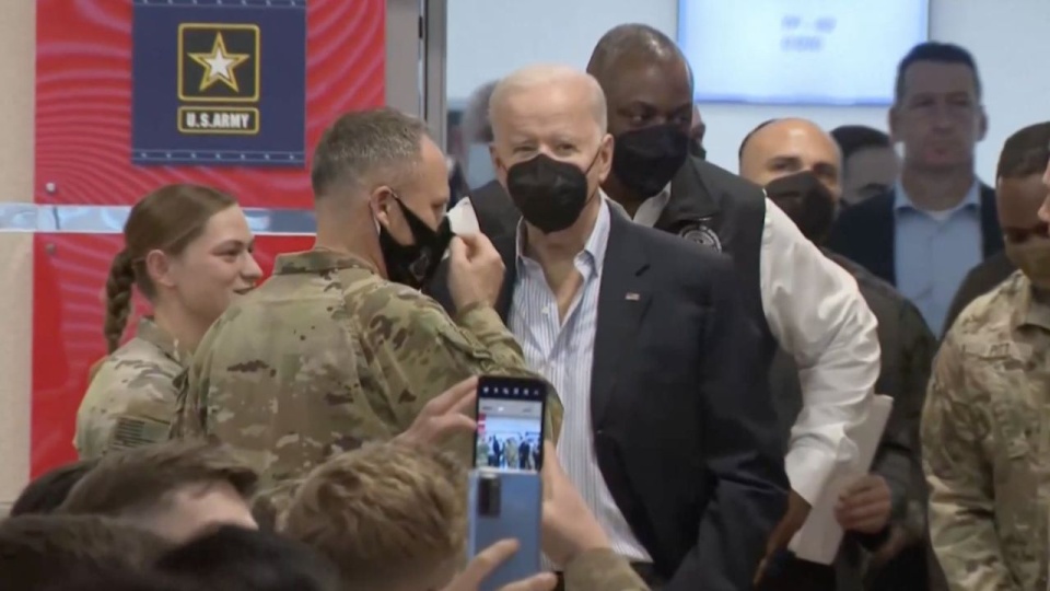 Prezydent Stanów Zjednoczonych spotkał się z amerykańskimi żołnierzami z 82. Dywizji Powietrzno-Desantowej. źródło: https://twitter.com/W7VOA