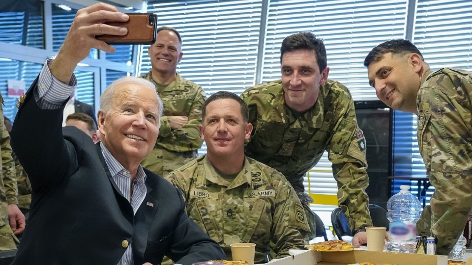 Prezydent Stanów Zjednoczonych spotkał się z amerykańskimi żołnierzami z 82. Dywizji Powietrzno-Desantowej. źródło: https://twitter.com/POTUS