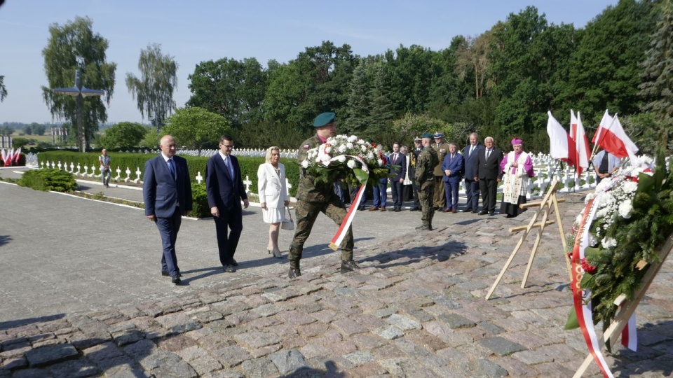 Wcześniej zaproszeni goście, wśród nich premier Mateusz Morawiecki, złożyli kwiaty na cmentarzu wojskowym w Siekierkach. Fot. Maciej Papke [Radio Szczecin]