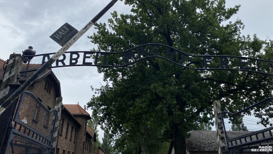 Brama w Auschwitz-Birkenau. Fot. [Radio Szczecin]