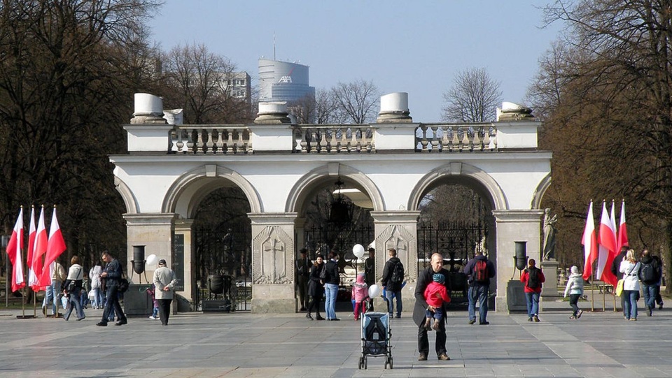 Obecne szczątki po pałacu, Grób Nieznanego Żołnierza. źródło: https://pl.wikipedia.org/wiki/Pa%C5%82ac_Saski_w_Warszawie