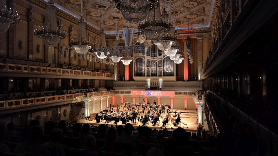 International Lutosławski Youth Orchestra pod dyrekcją Ayyuba Guliyeva w Konzerthaus w Berlinie. Fot. Materiały prasowe Filharmoniii w Szczecinie