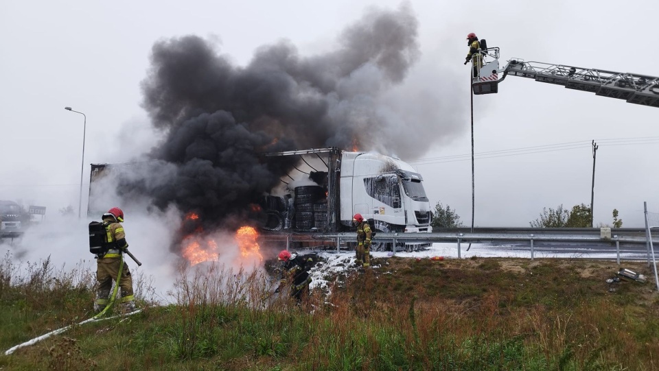 Pożar ciężarówki z oponami. DK10 zablokowana [ZDJĘCIA]